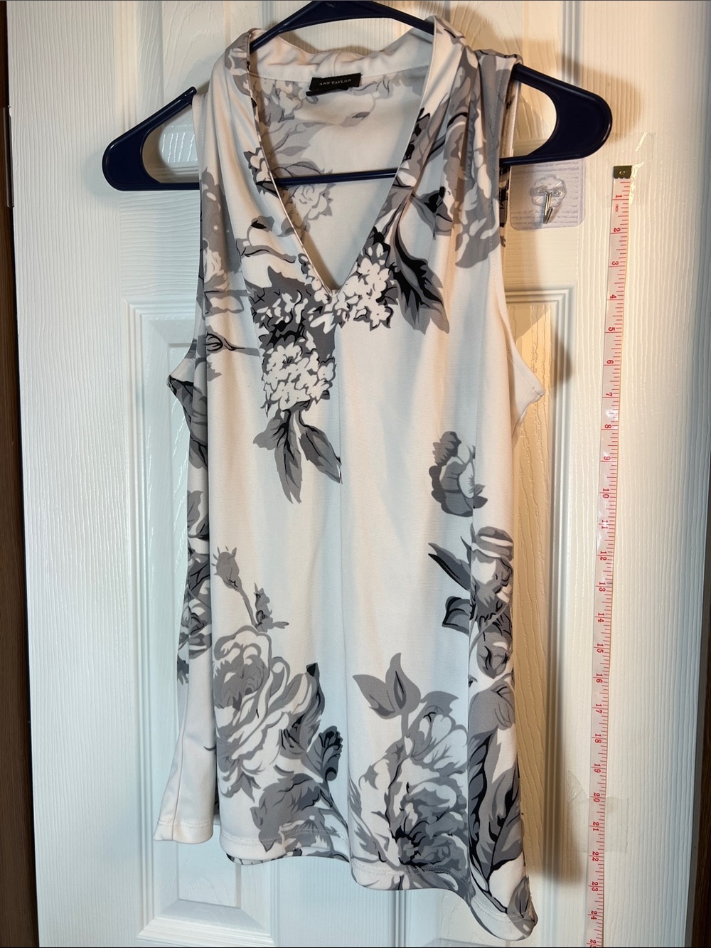 Ann Taylor White Floral V-Neck Sleeveless Camisole